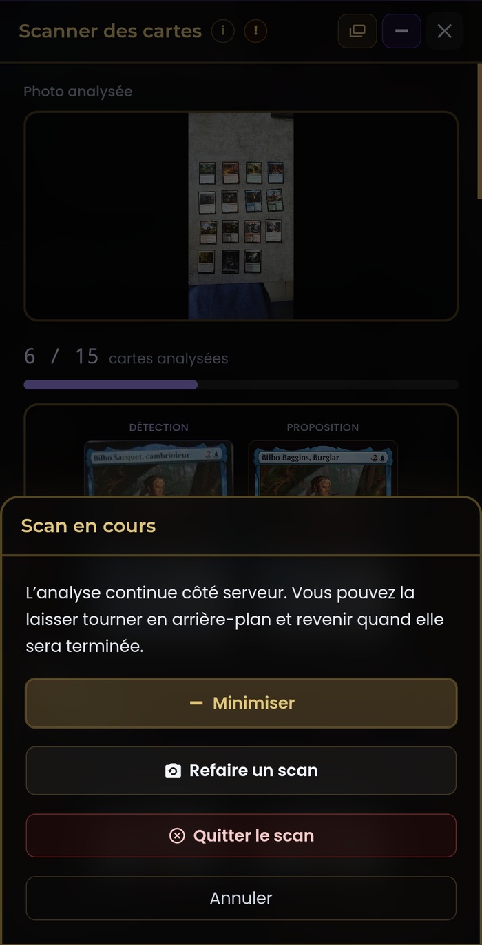 Scan en cours : les cartes reconnues s'affichent au fur et à mesure (résultats en flux, barre de progression) ; sur un gros lot, un bouton Minimiser laisse l'analyse tourner en arrière-plan côté serveur